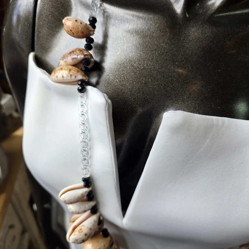 ✨Vintage Cowrie Shell, Crystals, Acrylic Spirals Statement Necklace W/ Leather✨️ - Picture 14 of 15